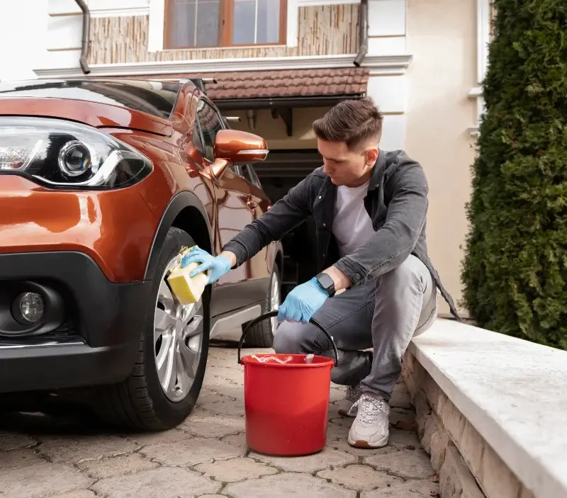 Lavage auto à domicile Ville-la-Grand : professionnel intervenant sur un véhicule